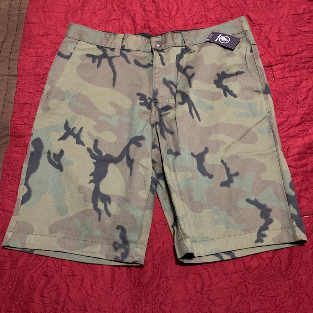 Volcom Vmonty Camo Shorts size 33